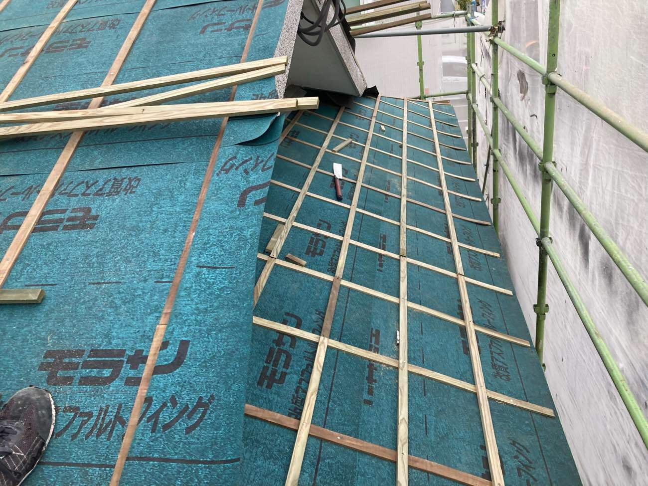 屋根葺き替え＆雨樋交換工事：鹿児島市草牟田S様邸／施工中