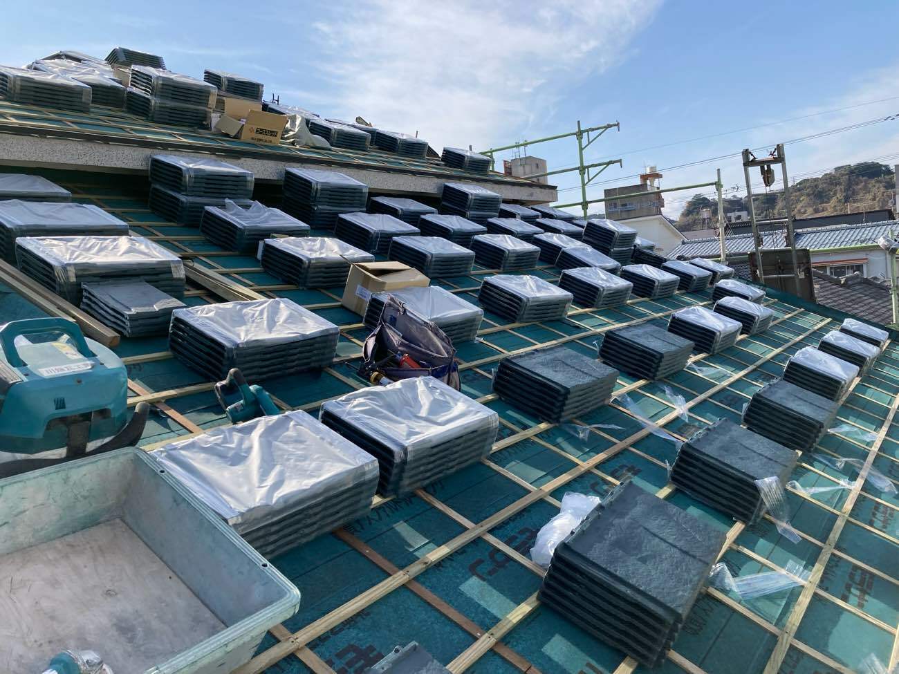 屋根葺き替え＆雨樋交換工事：鹿児島市草牟田S様邸／施工中