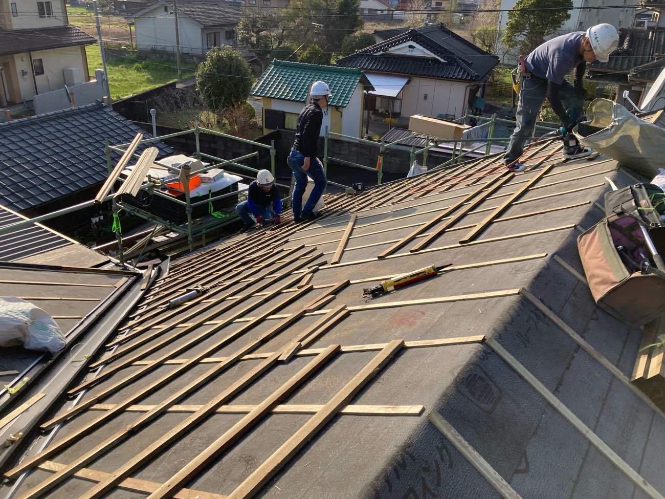 平板瓦への屋根葺き替え工事：霧島市国分敷根　M様邸／施工中