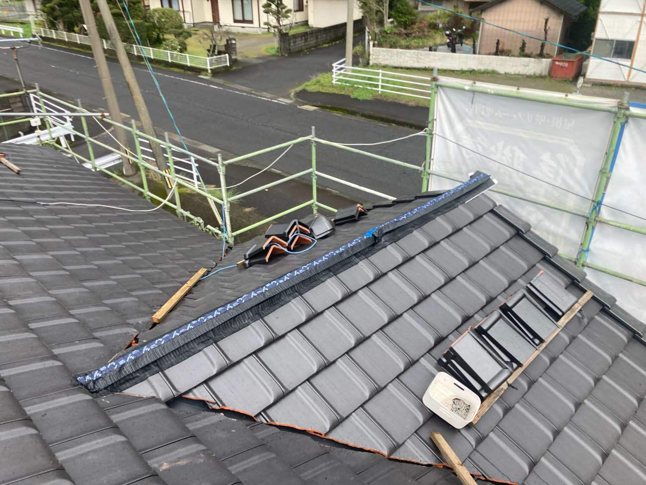 平板瓦への屋根葺き替え工事：霧島市国分敷根　M様邸／施工中