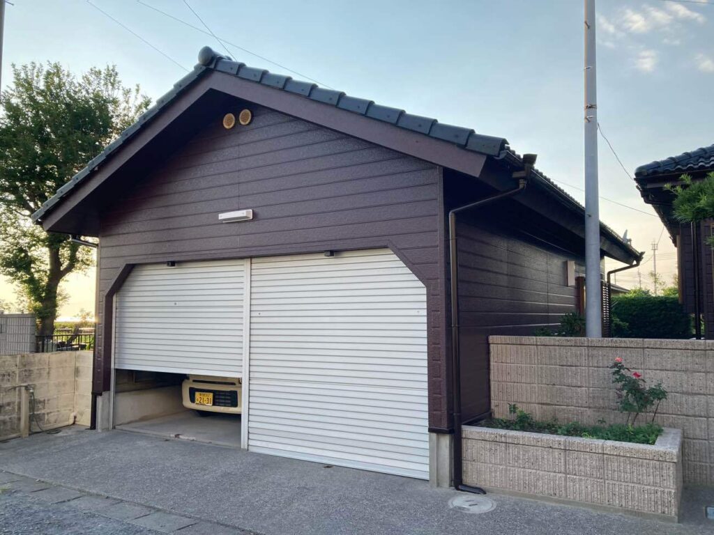 車庫も本宅と同じカラーで塗装し、統一感が生まれました。シャッターも丁寧に塗装することで、お車を雨や紫外線からしっかりガードできます。