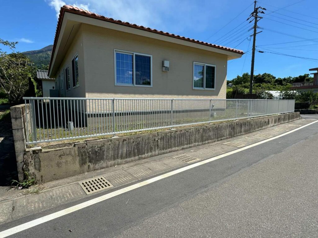 細い縦格子によって囲まれたM様邸。縦の格子は足をかけて登ったりもできないので安心です。