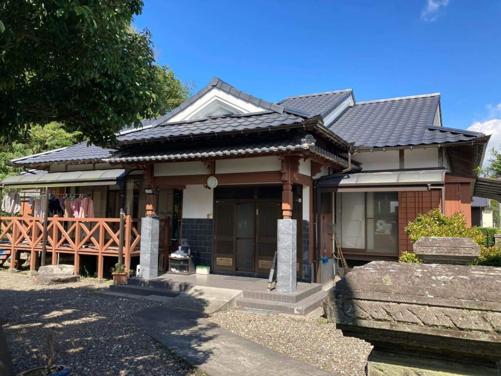 屋根形状をシンプルに変更かつ太陽光パネルも撤去したことで、さらなる軽量化につなげることができました。