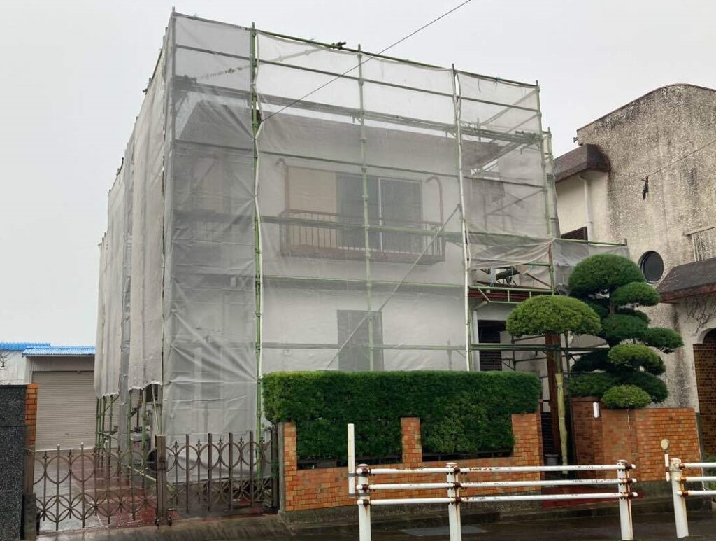 足場の設置が完了しました。 
職人による作業の安全性を確保するのはもちろん、近隣の方々へも十分に配慮いたします。