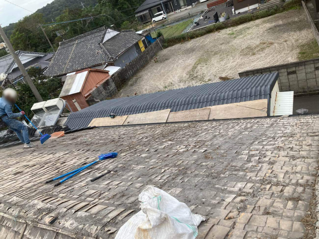 既存の下地が露出しました。防水のため、平木とよばれる薄い木板を重ね合わせてありました。現在のルーフィングにあたる資材になります。堆積した火山灰を掃除しながら、平木の状態もチェックします。 