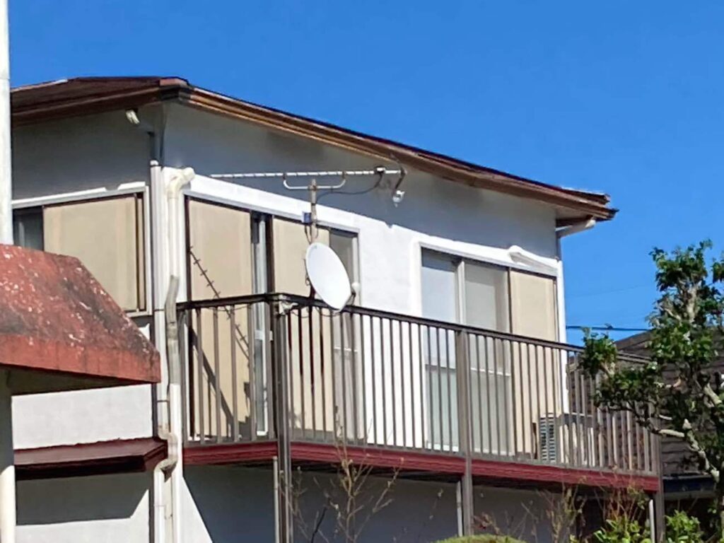 過去の台風により剥がれてしまった屋根（右端部分）。現地調査では、軒樋のたわみも見受けられました。