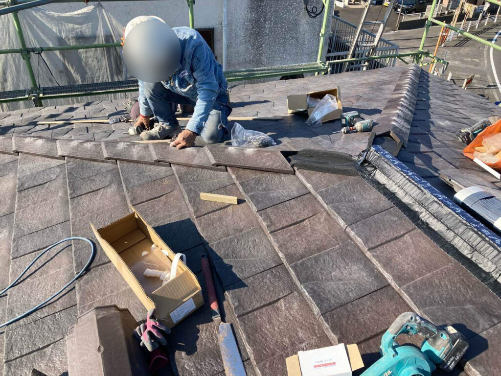 棟部分の仕上げに入ります。いよいよ完成間近ですが、心を込めひとつひとつの作業を丁寧に行っていきます。 