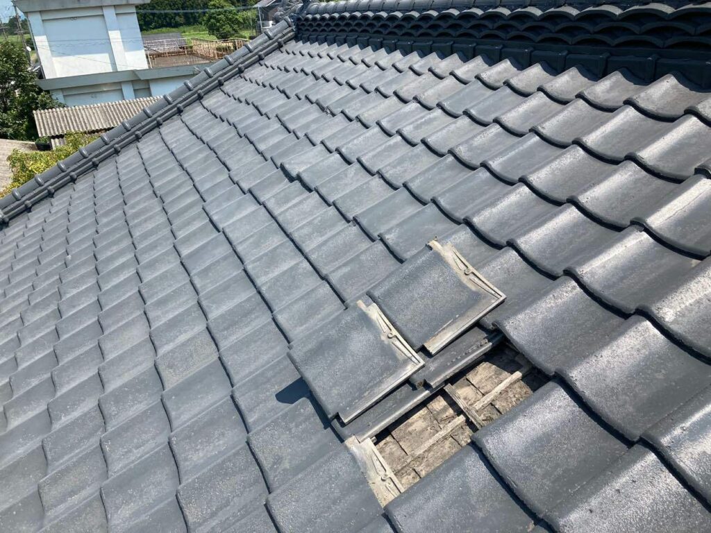 瓦の並びにずれが生じていたT様邸の屋根。 
瓦をはがして調査を行うと、下地には雨水の跡がみられました。