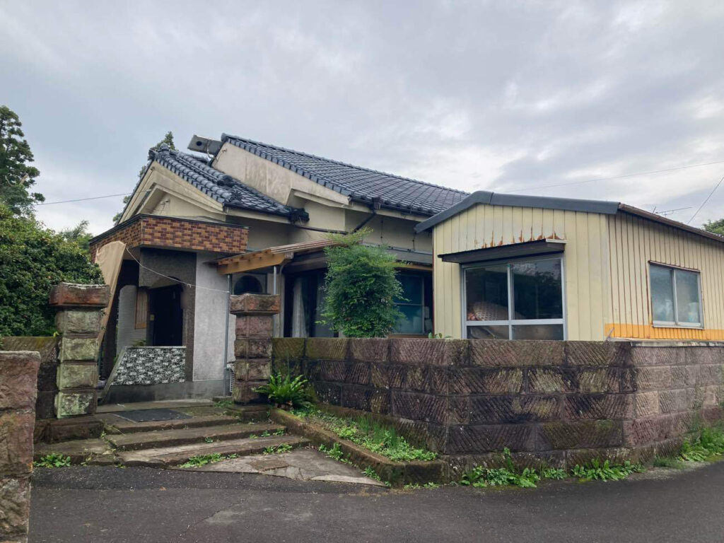 既存の瓦を再利用することでもとのイメージはそのままに、安心安全のお住まいが完成しました。 