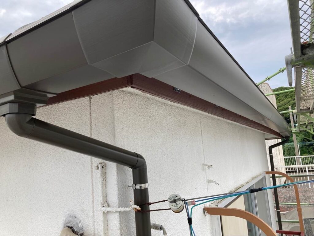 屋根材と高さをしっかり合わせて取り付けた雨樋。 
雨樋の機能を十分に発揮できるよう、長く経験を積んだ職人の成せる技です。 