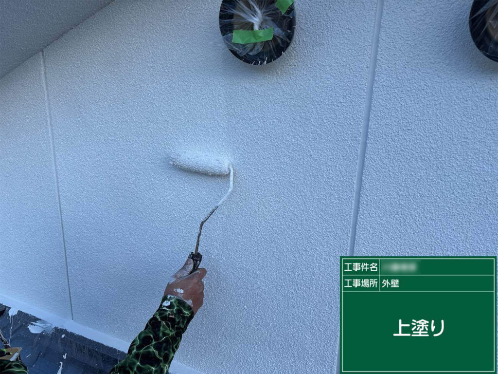 三角形の妻壁にも3回塗りで塗装をいたしました。瓦のグレーがより引き立つよう、妻壁を白く仕上げていきます。