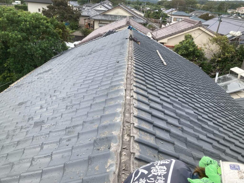 本棟の瓦を外したところ。向かって右の面を締め直してまいります。