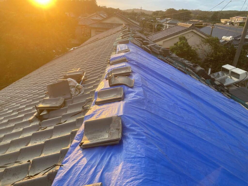 ルーフィングを張るまでは、作業を中断する際には雨や湿気にさらさないようブルーシートで覆います。内部を守る配慮を忘れません。 