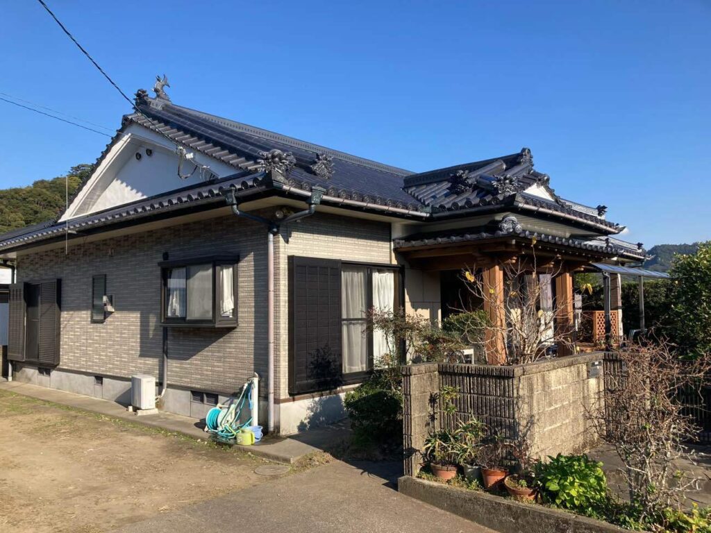 セメント瓦の塗装のタイミングは、過去に使用した塗料にもよります。 
お住まいの屋根で気になることがありましたら、どうぞ弊社までご相談ください。 