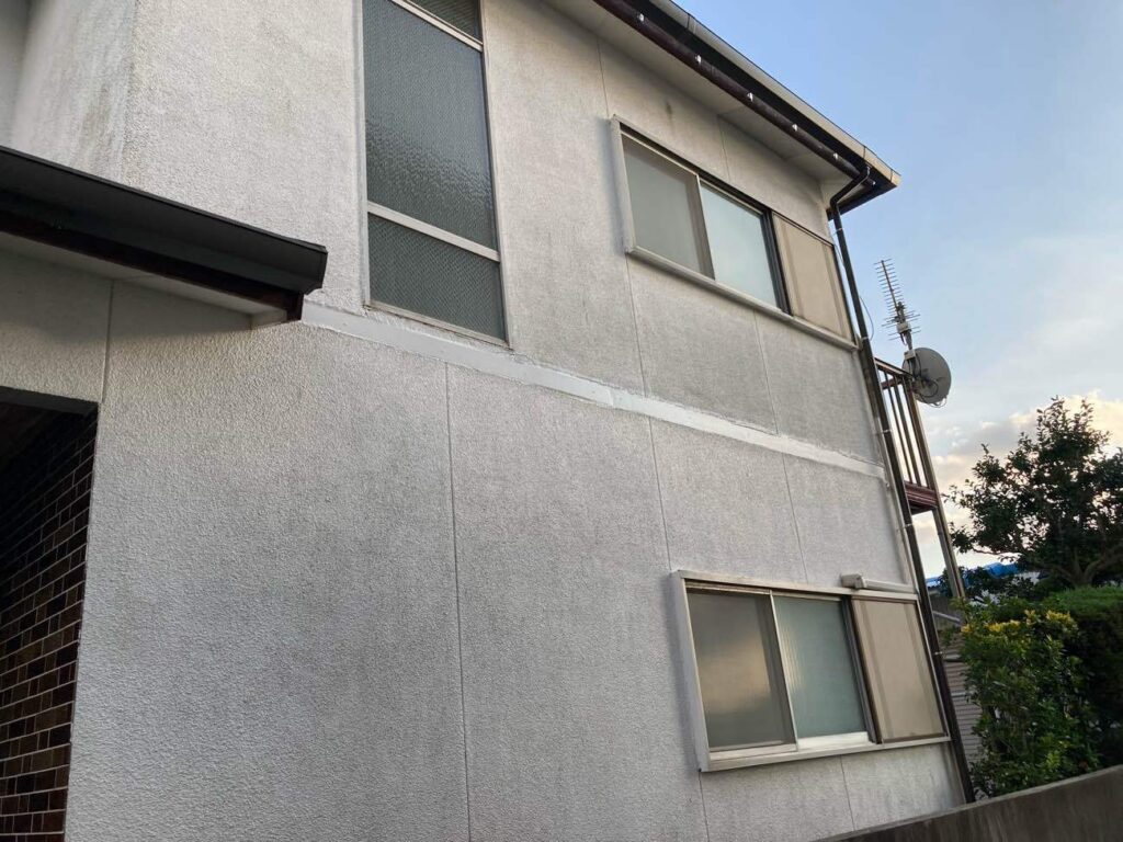 庇を撤去した外壁もすっきりと見た目良く仕上げました。 
これなら台風の際に飛散する心配もなくなり、安心です。 