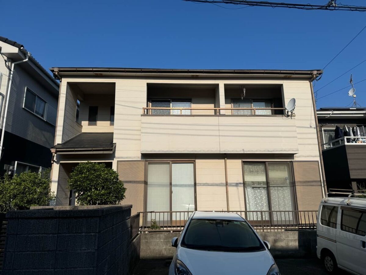 台風で剥がれた屋根を補修!外壁はおしゃれなツートンカラーへ
