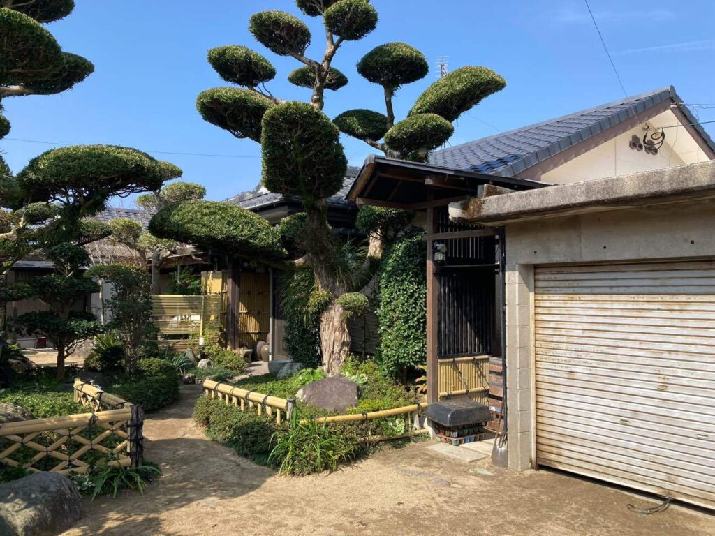 趣ある日本家屋に違和感なく馴染む「ルーガ」。落ち着いた和の雰囲気を保ちながら、災害に強い屋根へと生まれ変わりました。