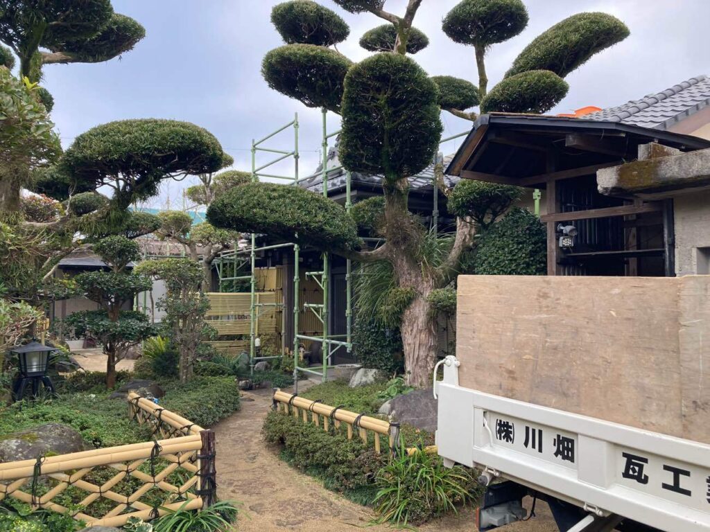 平屋建ての建物に合わせた高さで足場を設置し、安全面に配慮しながら工事がスタートしました。周囲への影響にも気を配りつつ、丁寧に作業を進めていきます。