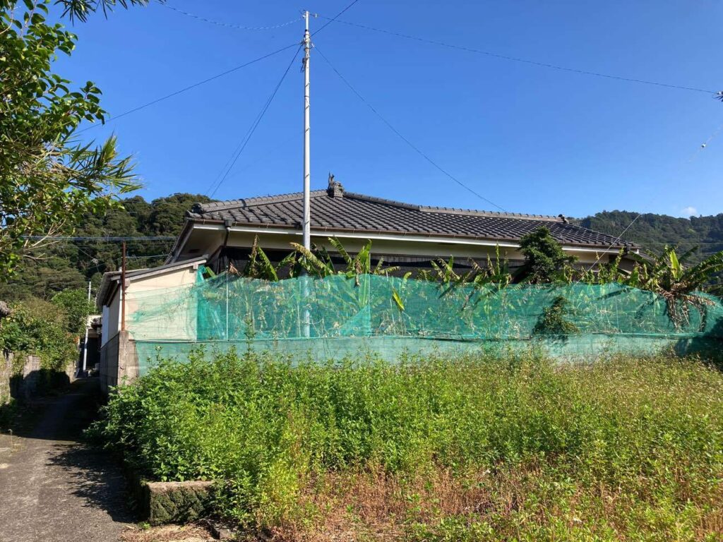 重厚感のある瓦屋根。長年の風雨にさらされ、雨漏りが発生していました。