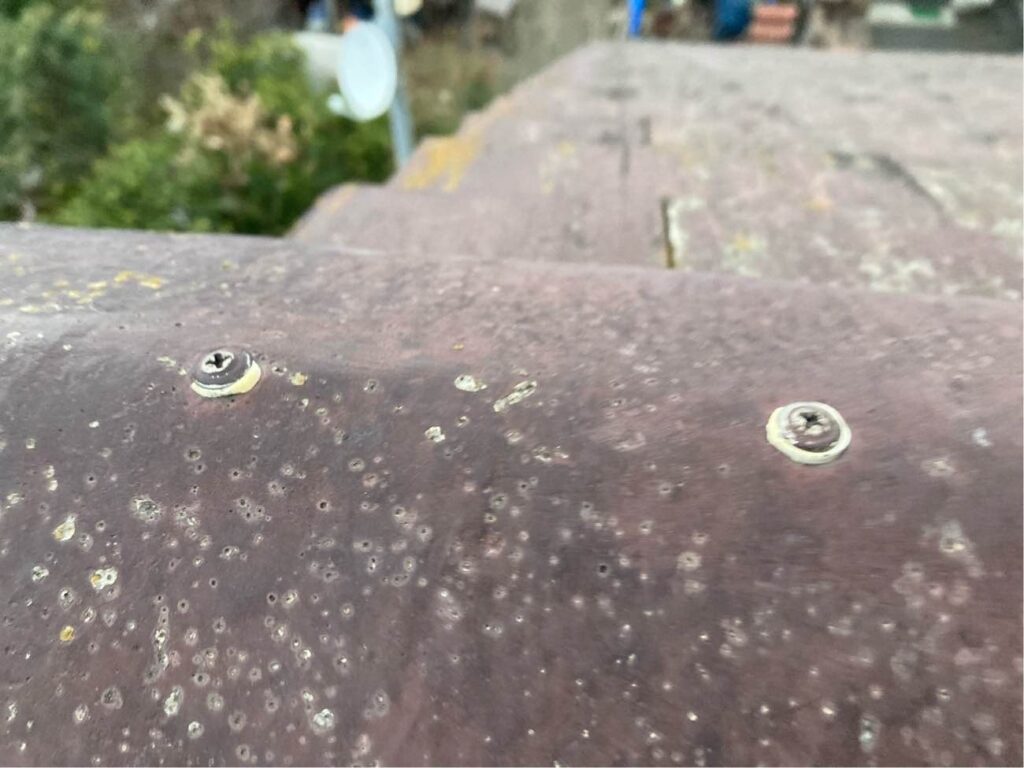 浮いた棟部分の釘は、打ち込み直してコーキングで防水します。
雨水が入り込むと雨漏りの原因になりやすいため、メンテナンスの際にはすみずみまでチェックを欠かしません。