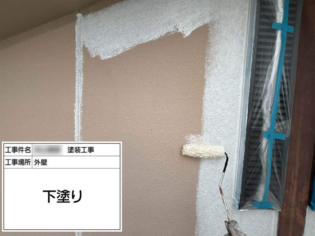 外壁の下塗りには、日本ペイント「パーフェクトフィラー」を使用。
高い柔軟性により、ひび割れの発生を防いでくれます。