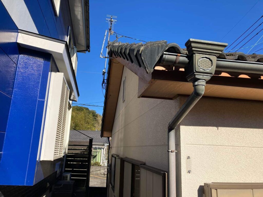 現地調査にて、端に葺いてある瓦（袖瓦）が傾いている点も確認いたしました。
