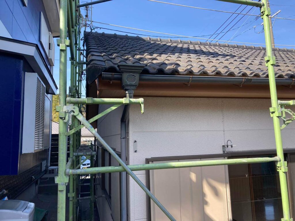 補修により袖瓦のうねりがなくなり、きれいに整いました。 