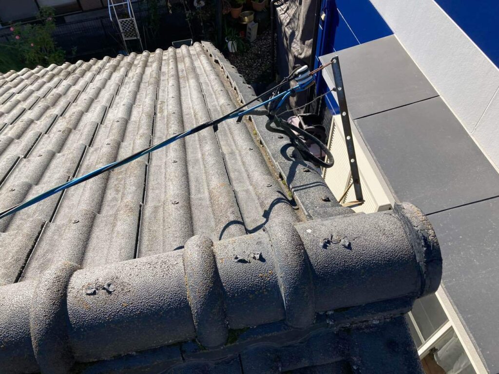 屋根に上がり、しっかりと調査を進めます。 
袖瓦の歪みは、下地の木材が経年劣化を起こし、釘の効きがあまくなることで生じていました。 