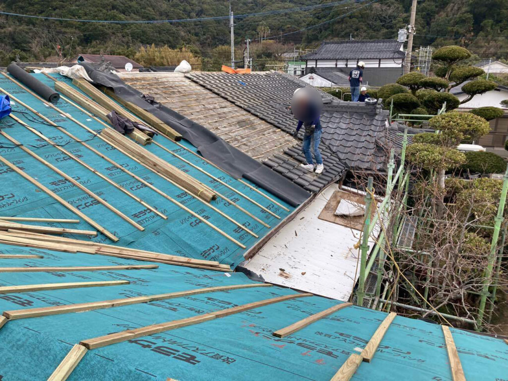 天候や作業の進行具合を見ながら、作業エリアを区切って解体と下地施工を進めていきます。