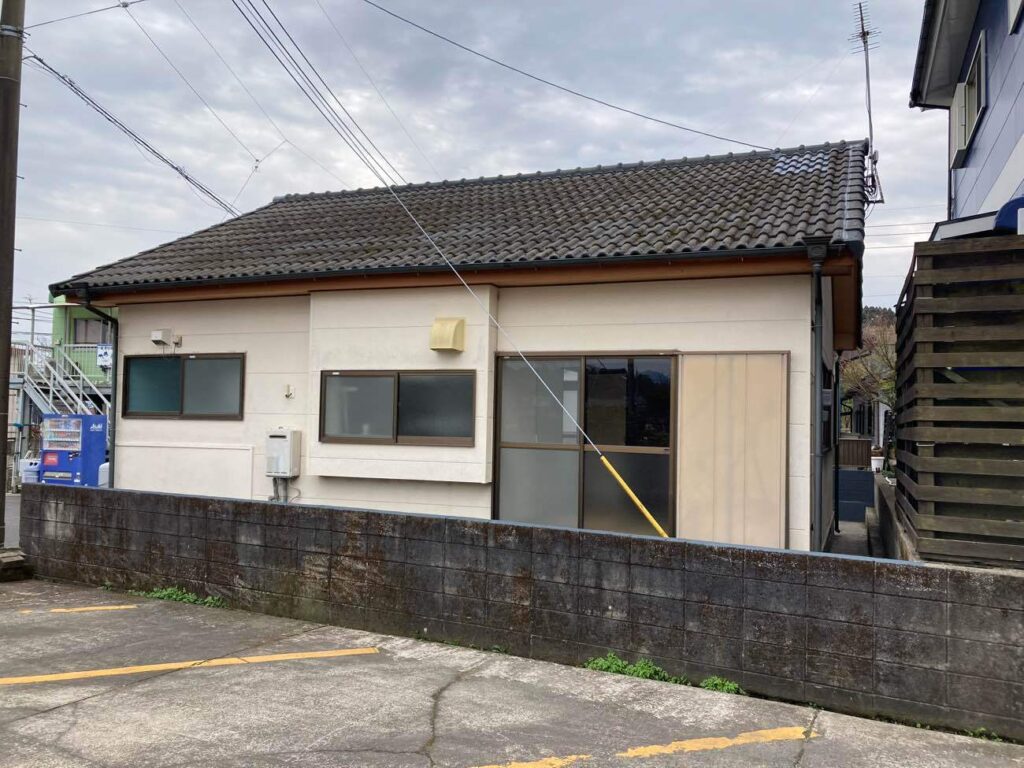 交換した瓦は目立たない場所にまとめます。美観に配慮したひと手間です。 