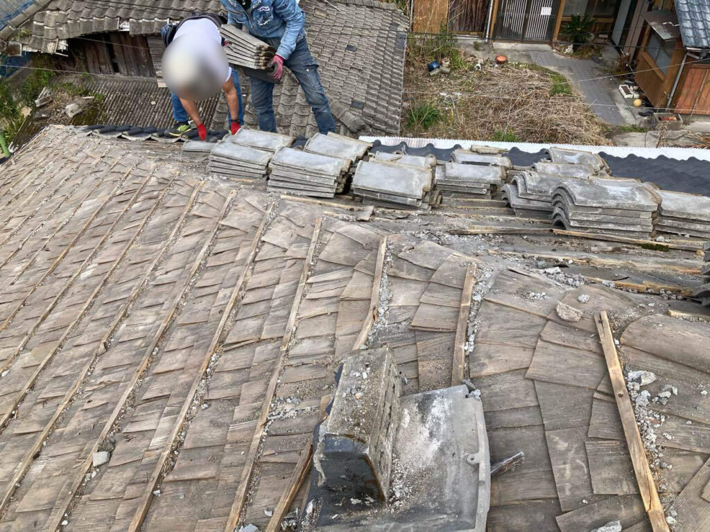 まずは既存の瓦を解体していきます。下地には、防水シートや平木など、複数の施工方法が混在していましたが、いずれも交換時期を迎えている状態でした。