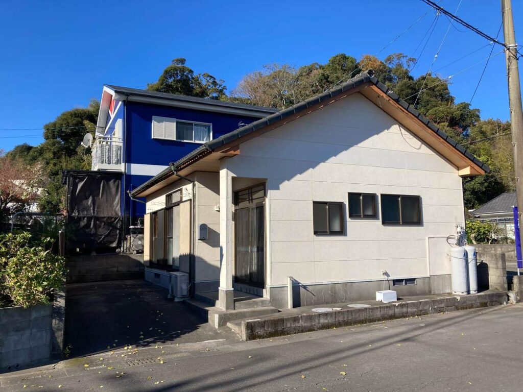 K様所有の貸家がこちら。入居者様がいらっしゃらない間に、屋根瓦の補修を済ませたいとのご要望でした。 