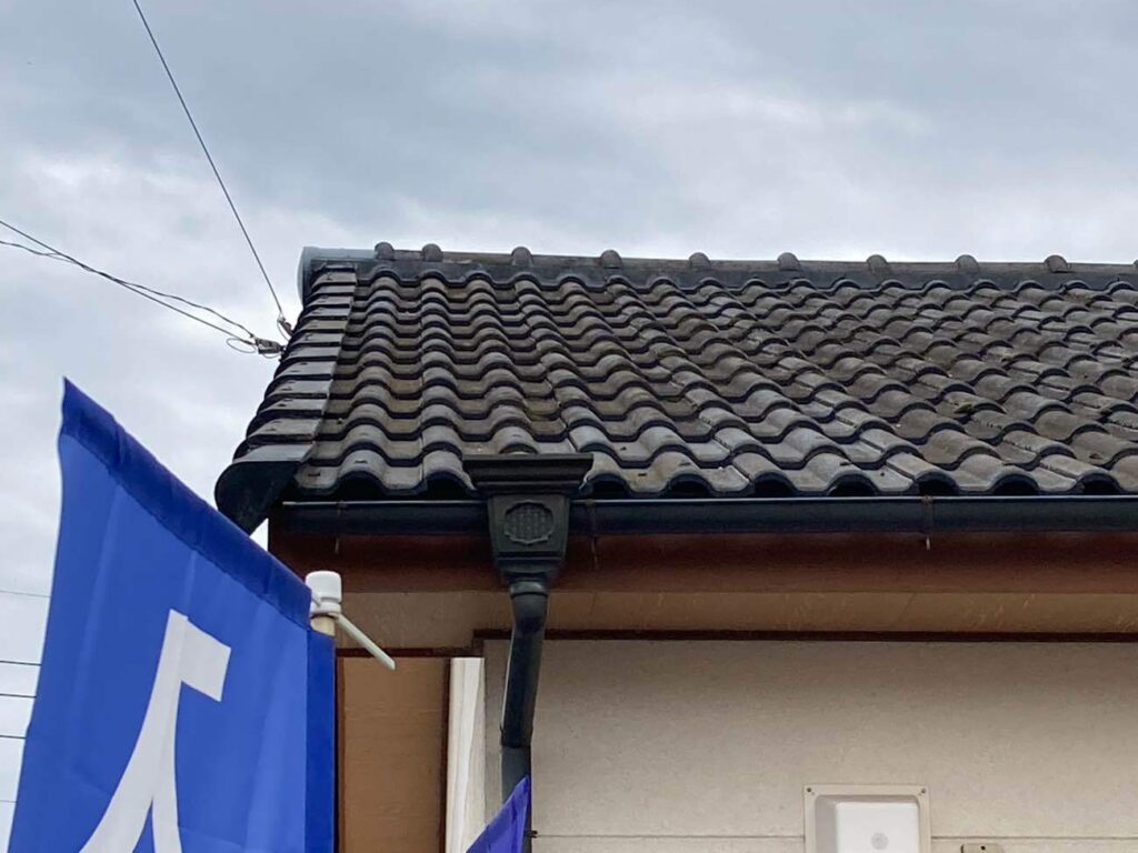 しっかりと固定し直した袖瓦。 
うねりもなくなり、落下などの心配もなくなりました。 