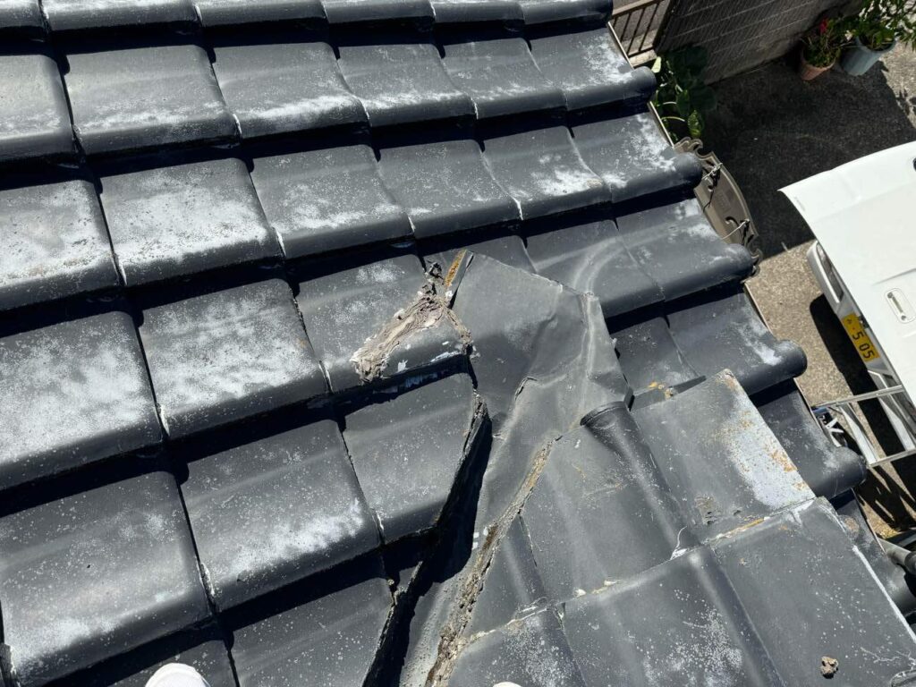 玄関上の谷板金には、錆びによる劣化が見受けられました。交換することで、雨水の流れをしっかりと確保していきます。