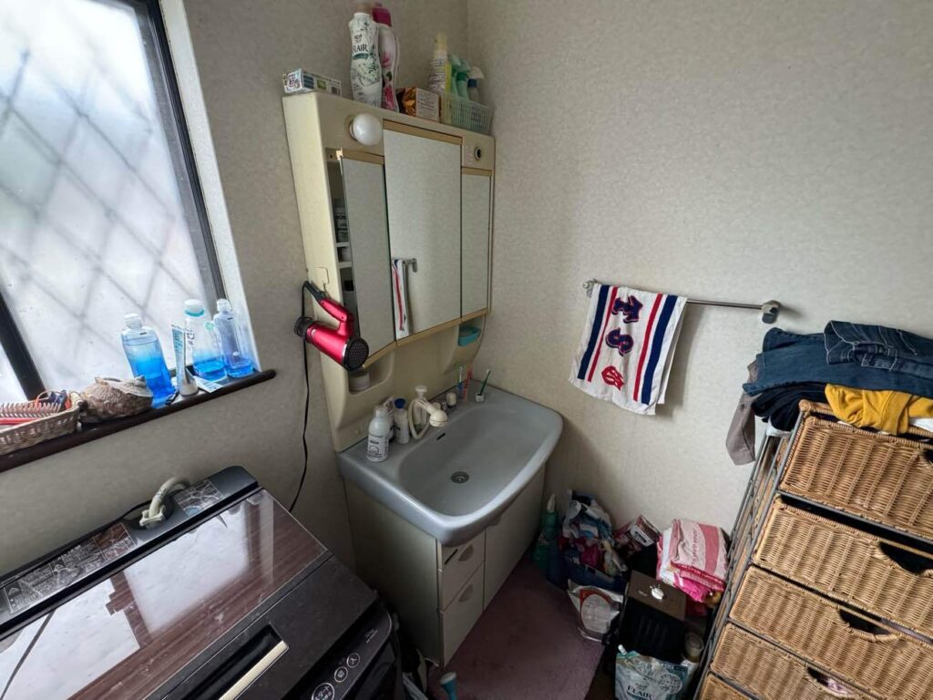 25年間、毎日の暮らしを支えてくれた洗面台。クロスも新しく貼り替えて、使いやすい空間へとアップデートしていきます。