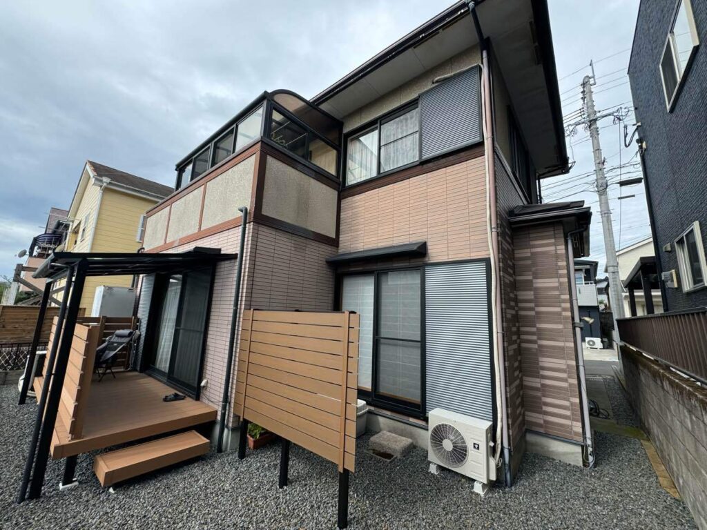 異なる外壁材を組み合わせるほか、幕板をあしらうなど高いデザイン性が感じられるM様邸。 