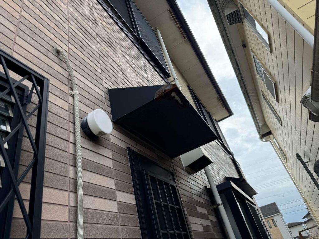 勝手口上部の庇の板金は、劣化がかなり進んでいました。このまま塗装するよりも、新しい板金を取り付けてから塗装するという、丁寧な下地補修をご提案しました。 