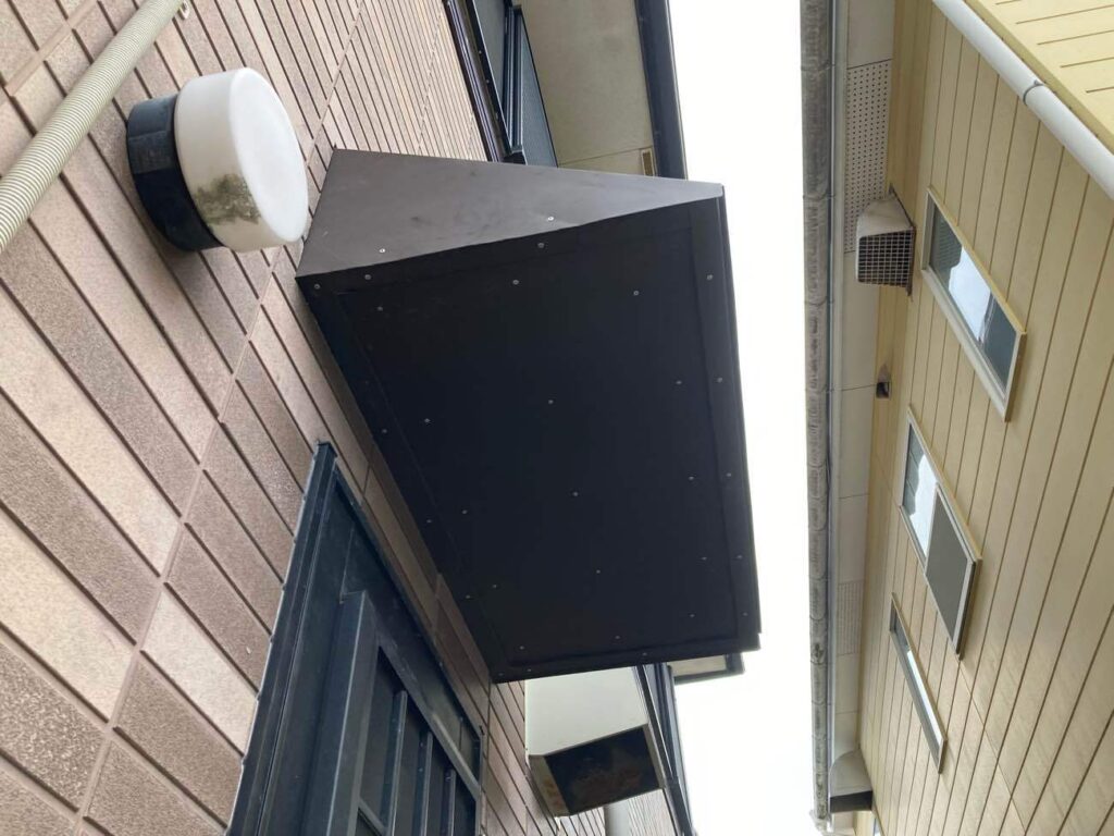 板金が劣化していた勝手口上部の庇には、新しい板金を巻いて補修しました。 
この上から塗装を行うことで、長く表面を保護することができます。 