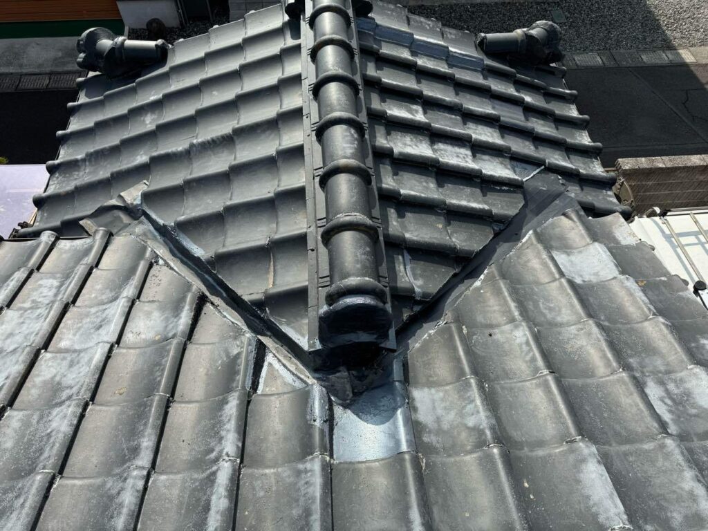 谷板金を交換し、破損していた雨樋も新調することで、排水機能をしっかりと確保しました。
セメントが劣化していた部分には、塗り直しも行うなど、きめ細やかな補修をいたしました。