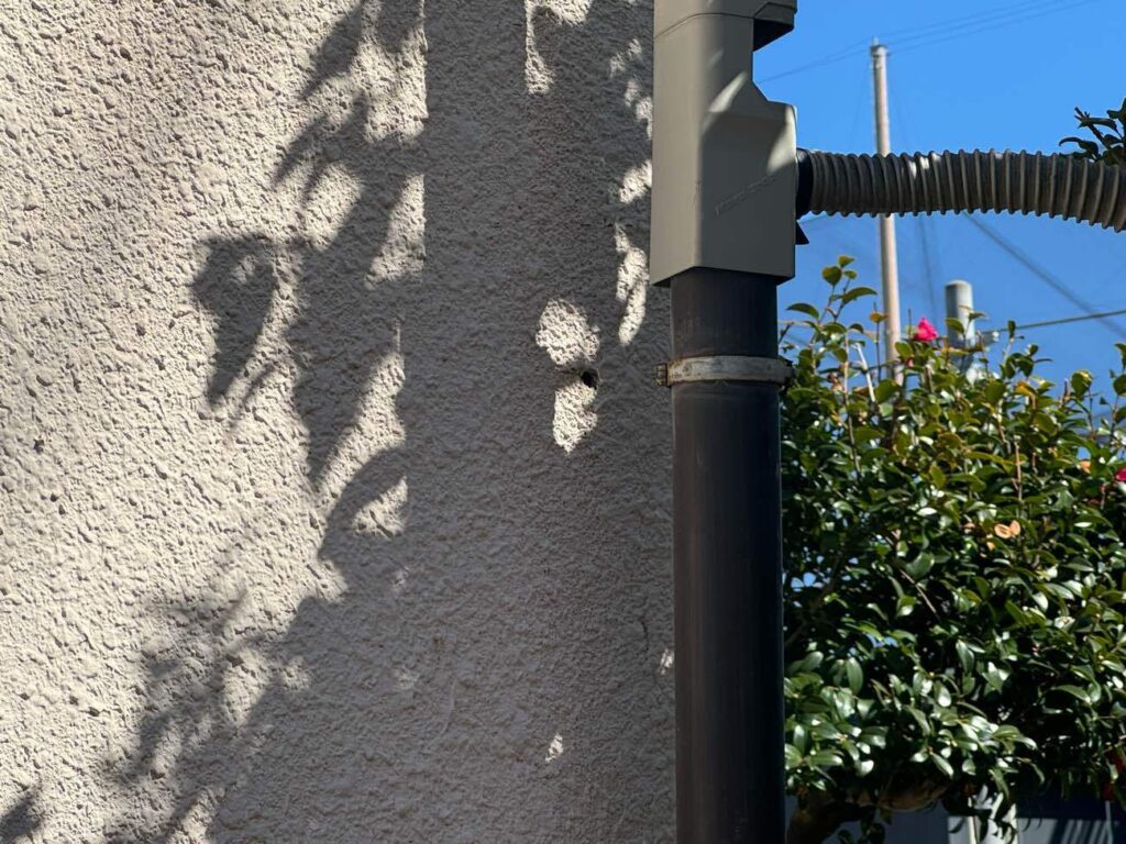 竪樋についてはねじが外れている箇所があったため、交換をご提案しました。 