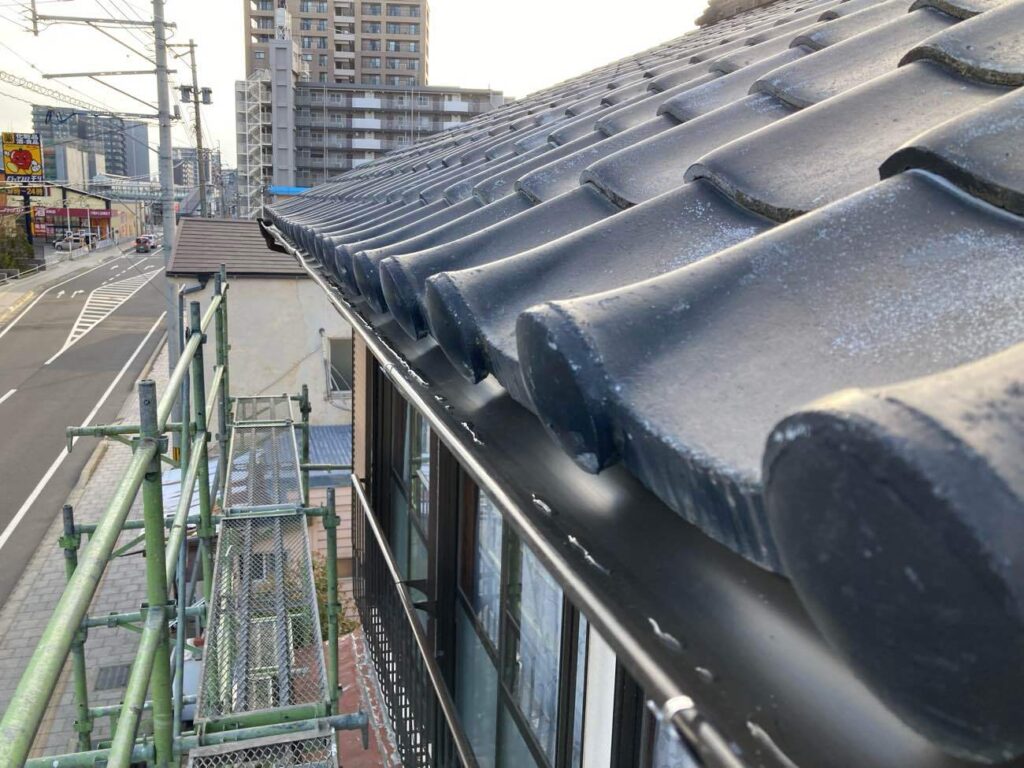 丁寧な位置調整を行うことで、屋根を伝ってきた雨水がきちんと雨樋へと落ちるように施工しました。 