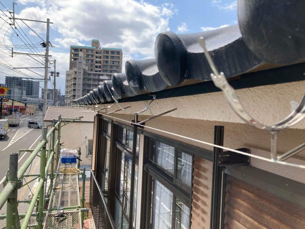 雨がきちんと樋に落ちるよう、金具の取付けには糸を使用し、しっかりとした位置合わせや傾斜の調整を行うのがポイント。今回は、工事に必要な面にのみ足場を立てました。 
