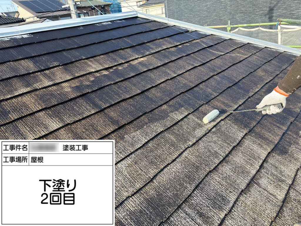 上塗り塗料を吸収しすぎないよう、劣化の進んだコロニアル屋根材にはエーエスペイント「Sun瓦Xワンシーラー」で下塗りしました。この塗料には、素材の表面を補強する高い効果があります。 