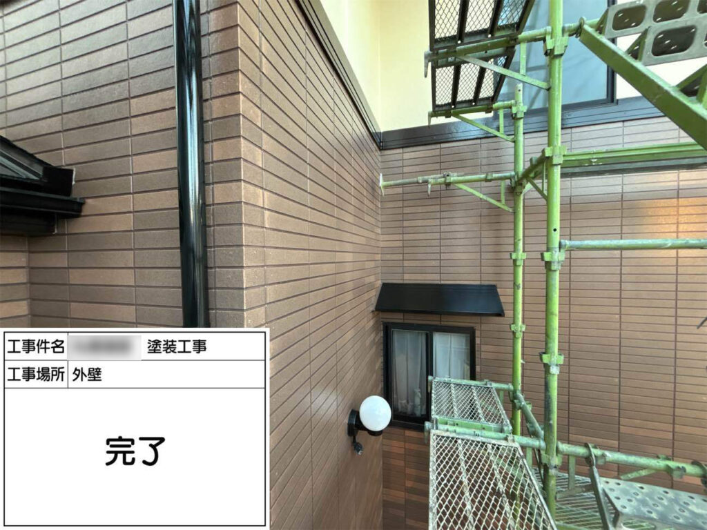 クリヤー塗装により濃淡のトーンを少し変化させながら、しっとりとした質感に仕上がったサイディング外壁。 
