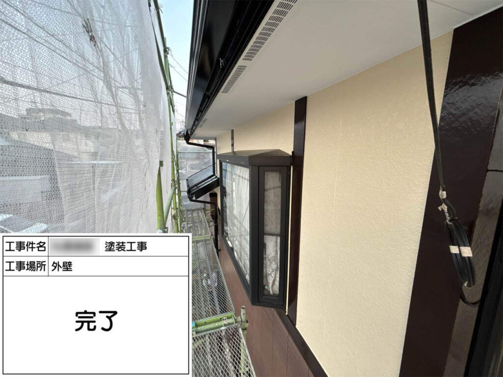 軒天や雨樋にも艶と美しい色合いを添えることができました。 