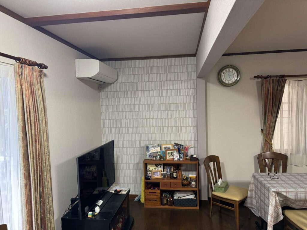 一部の壁にだけ別のクロスを選び、お部屋に遊び心と変化をプラス。色のトーンを揃えることで、統一感もきちんと保てます。