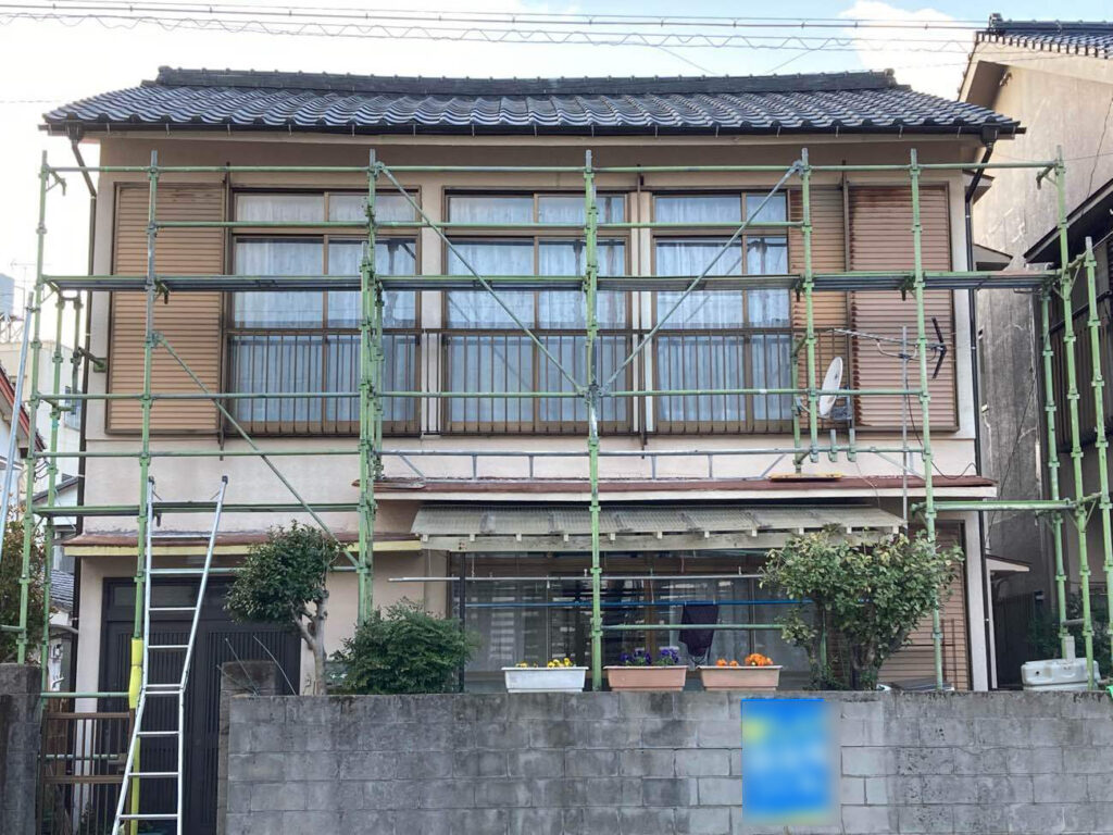 なくなっていた軒樋の取り付けと、経年劣化していた竪樋2本の交換工事が無事に完了いたしました。 