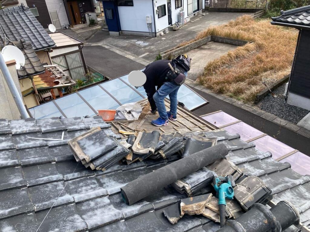 隅棟の復旧工事では、下地から新しくするため、まずは解体から着手します。
