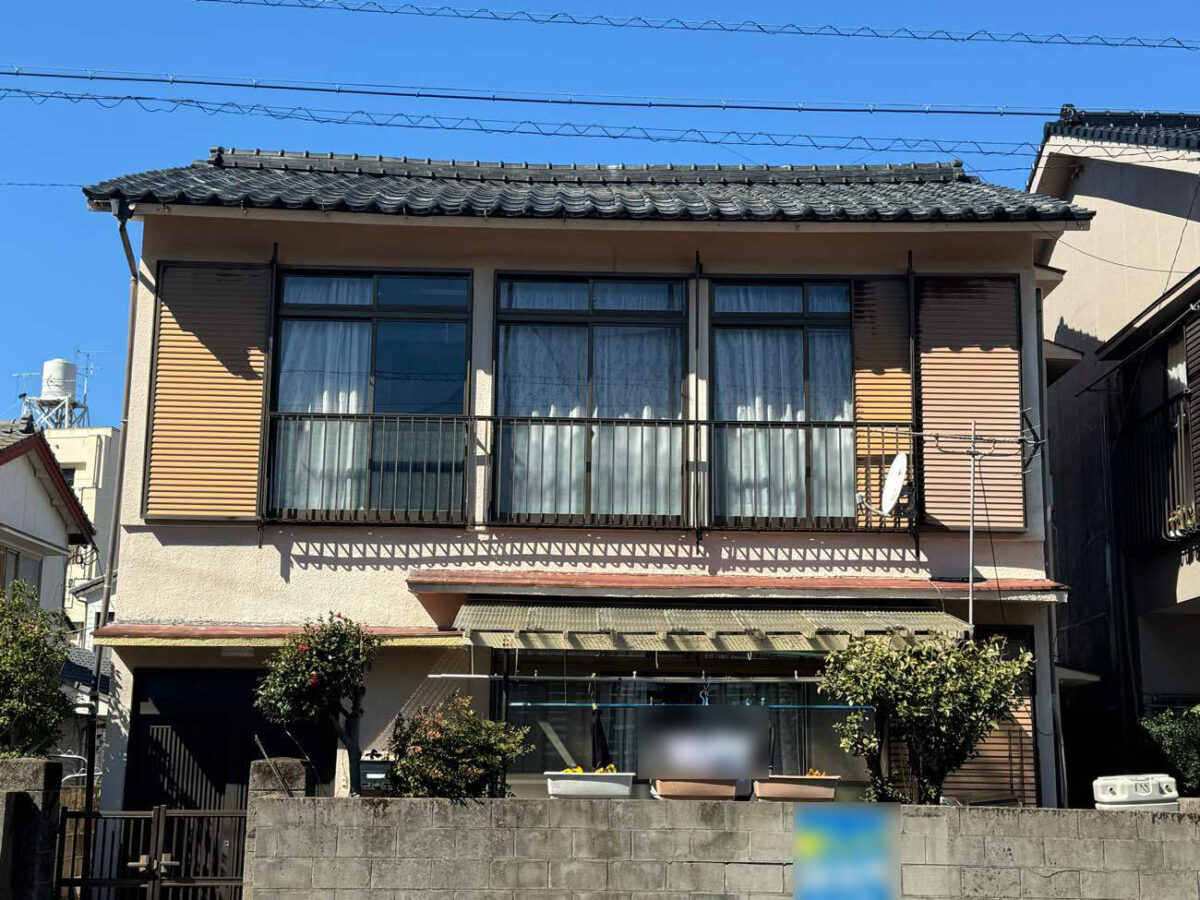 風で飛ばされた雨樋も保険で安心修繕。申請サポートもお任せください