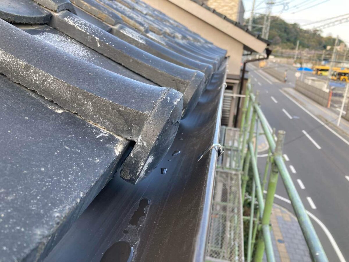 風で飛ばされた雨樋も保険で安心修繕。申請サポートもお任せください